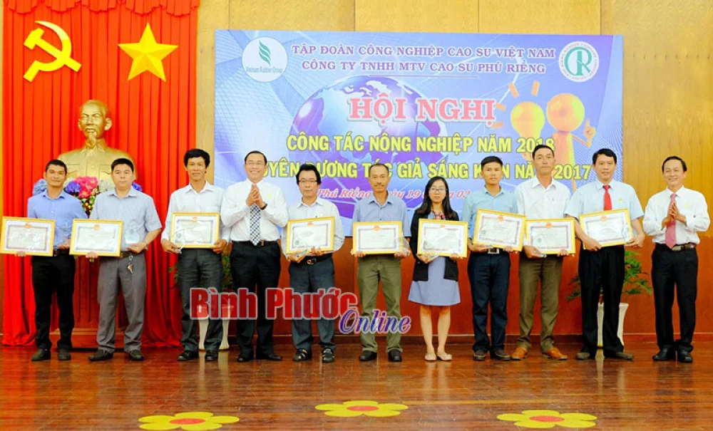 Anh Lê Trọng Sáu (thứ 4 từ phải qua) được lãnh đạo Công ty TNHH MTV cao  su Phú Riềng tuyên dương vì có sáng kiến được áp dụng vào thực tế sản  xuất hiệu quả