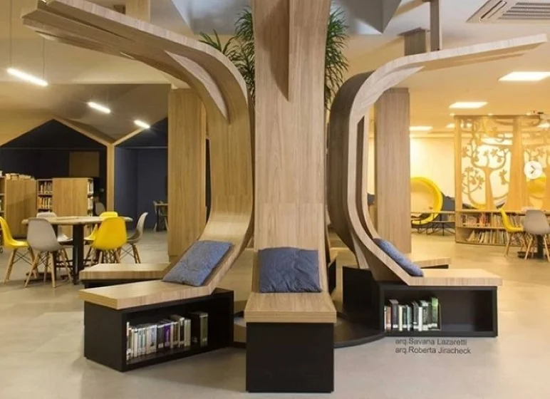 Thiết kế trong thư viện giúp học sinh có chỗ ngồi thoải mái với những cuốn sách ngay bên dưới.