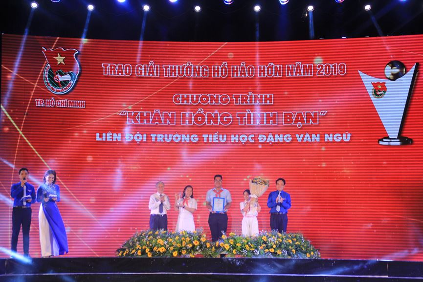 Phó Bí thư Thường trực Thành ủy TPHCM Trần Lưu Quang trao giải thưởng Hồ Hảo Hớn cho đại diện Liên đội Trường TH Đặng Văn Ngữ