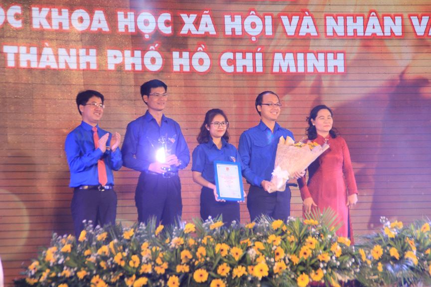 Đại diện lãnh đạo Đoàn trường ĐH Khoa học Xã hội và Nhân văn TPHCM nhận giải thưởng Hồ Hảo Hớn năm 2019
