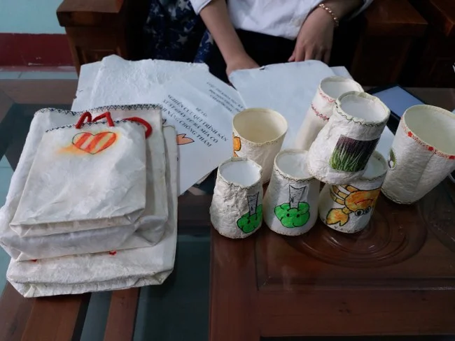 Nhìn những sản xinh xắn này không ai nghĩ chúng được làm ra từ những đồ phế thải. Ảnh: Nhật Tuấn.