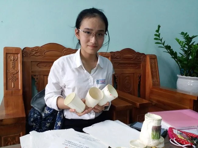 Cầm trên tay chiếc túi giấy làm từ bã mía, Duyên mong muốn, sản phẩm sẽ được ứng dụng vào sản xuất công nghiệp với quy mô lớn để góp phần giảm thiểu rác thải nhựa đang nhức nhối trên toàn cầu.