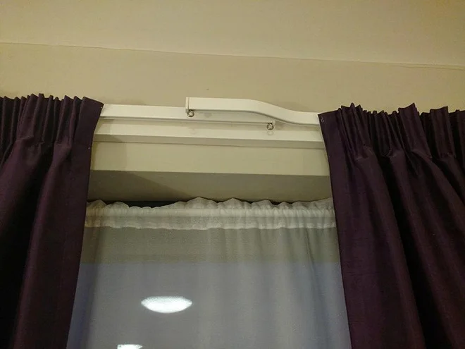 Bộ rèm đè chéo nhau để không bị hở khe sáng