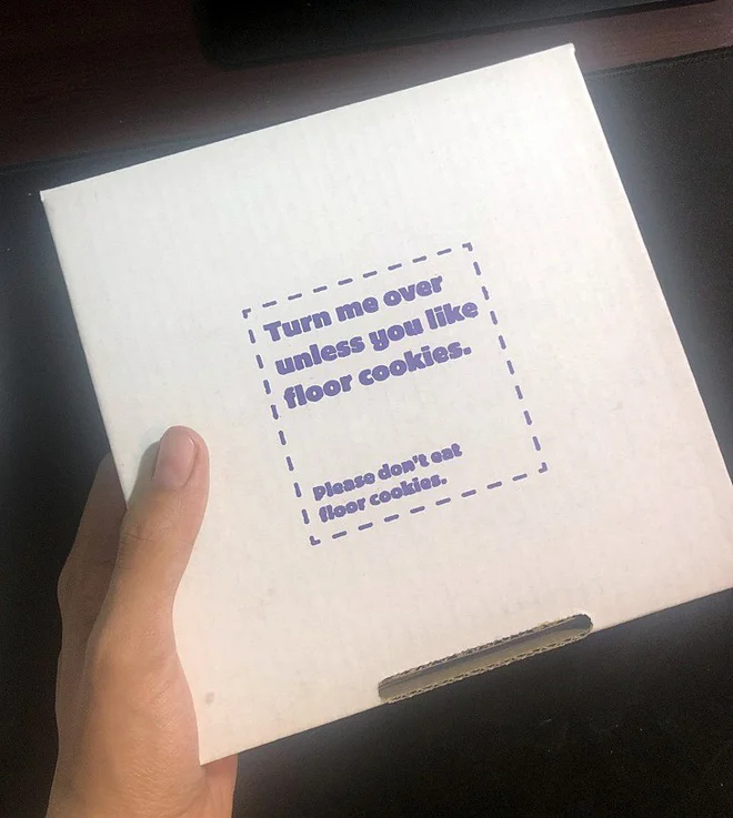 "Lật ngược tôi lại nếu không muốn ăn "bánh chấm đường". Làm ơn đừng ăn "bánh chấm đường"".
