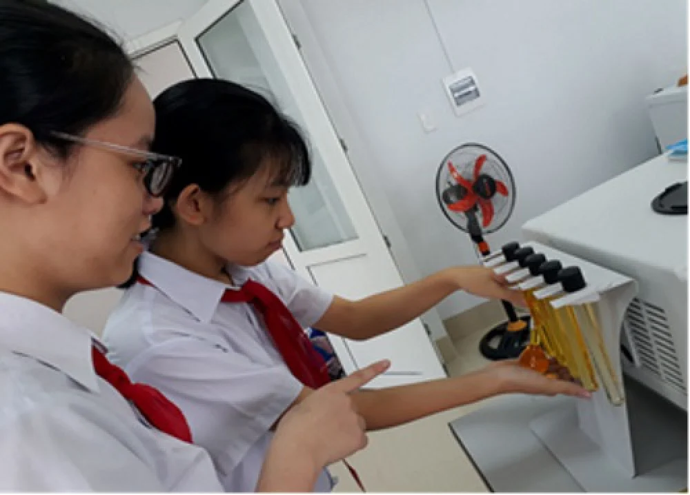 Gia Hân và Minh Hạnh thực hiện công đoạn chiết phẩm màu.