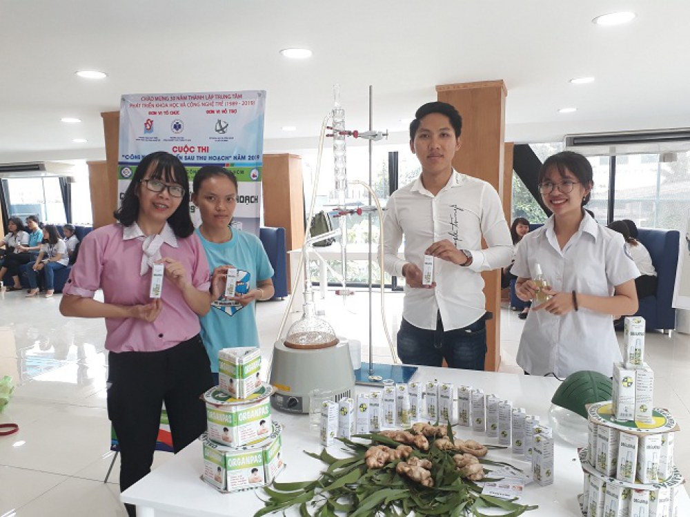 Huỳnh Minh Phước (thứ 2 từ phải sang) và các thành viên nhóm với bộ sản phẩm tinh dầu thiên nhiên. Ảnh: Hà Thế An.