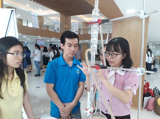 Mô phỏng quy trình chưng cất lôi cuốn hơi nước để trích ly tinh dầu tràm của nhóm. Ảnh: Hà Thế An.