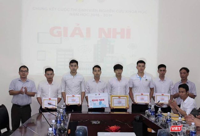 Nhóm tác giả mô hình máy vớt rác trên sông hồ, biển đoạt giải Nhì cuộc thi Sinh viên Nghiên cứu khoa học của ĐH Bách Khoa Đà Nẵng