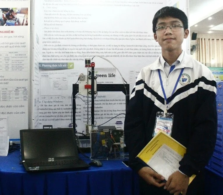 Nguyễn Công Minh tại Cuộc thi Khoa học kĩ thuật Cấp quốc gia 2017.