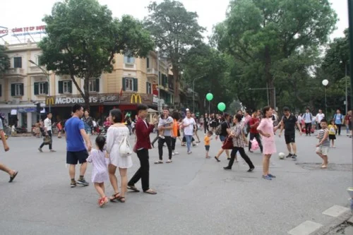 Đường phố trở nên sạch sẽ sau sáng kiến gắn camera và biển báo xử phạt vi phạm.