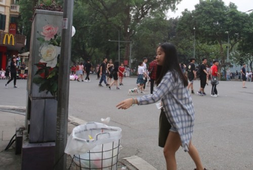 Người dân bỏ rác vào đúng nơi qui định.
