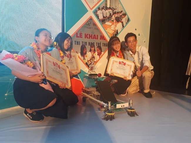 Ba nữ sinh và mô hình xe dọn rác tự động tại Lễ tổng kết và trao giải Tin học trẻ TP.HCM năm 2019. Ảnh: Hà Thế An.