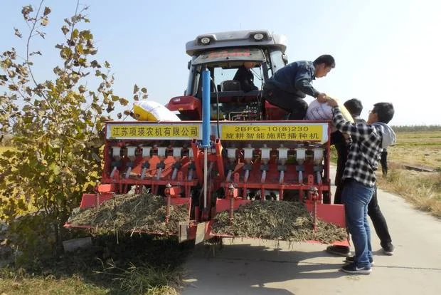 Máy kéo tự động thử nghiệm trên cánh đồng ở thị xã Hưng Hóa, tỉnh Giang Tô, Trung Quốc. (Nguồn: Reuters).