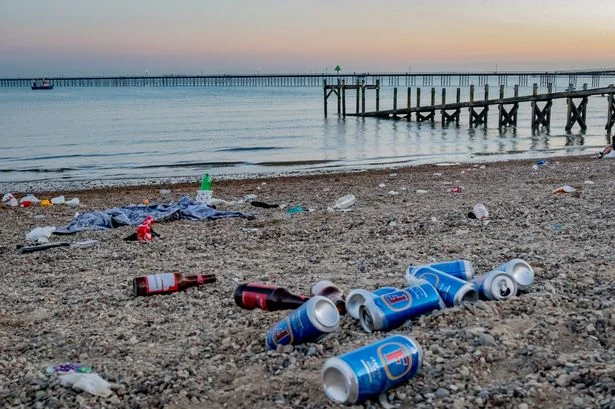 Bãi biển Brighton tràn ngập rác thải sau mỗi dịp cuối tuần.