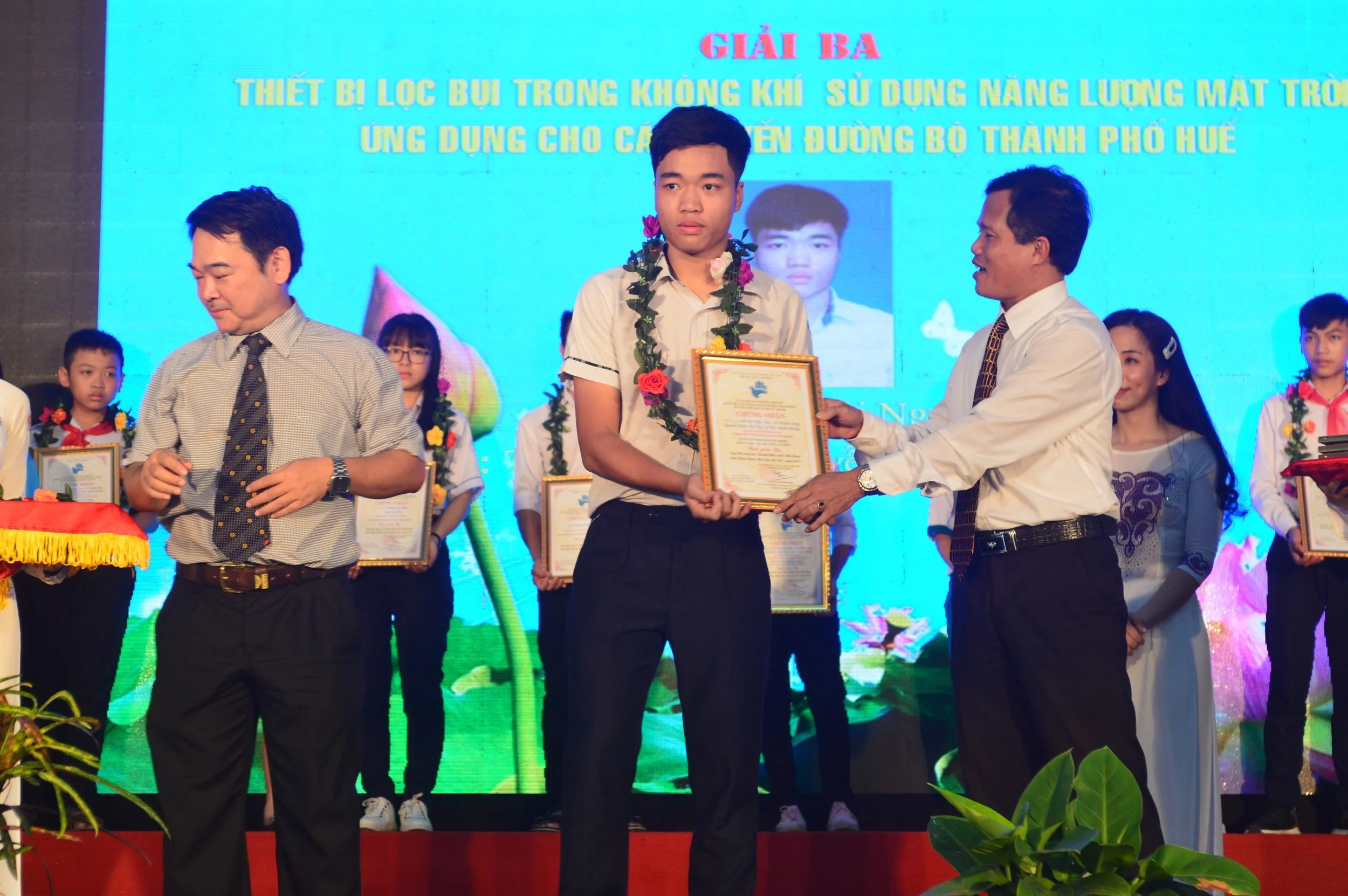 Học sinh THPT chế máy lọc bụi năng lượng mặt trời giá rẻ