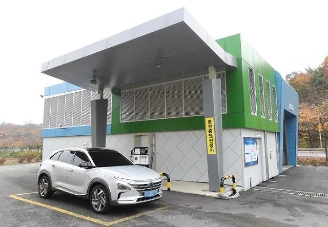 Những trạm sạc này giúp người dân thuận tiện hơn trong việc cung cấp năng lượng cho phương tiện “xanh” của mình.