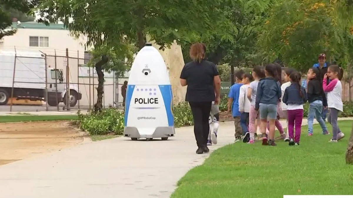Robot cảnh sát này có tên là “HP Robocop” và đang hoạt động thử nghiệm tại công viên Huntington, ở thành phố Los Angeles.