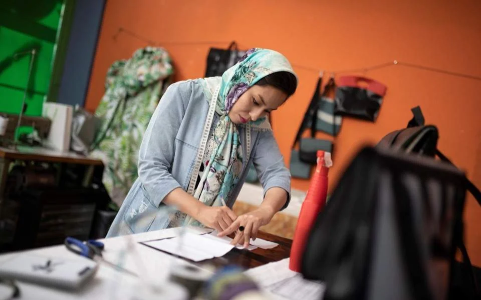 Chị Fariba Amini, 31 tuổi, là người đã nảy ra ý tưởng biến thuyền cao su thành túi xách.