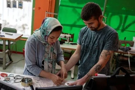 Chị Fariba chia sẻ các ý tưởng của mình với các nhà thiết kế người tị nạn khác.