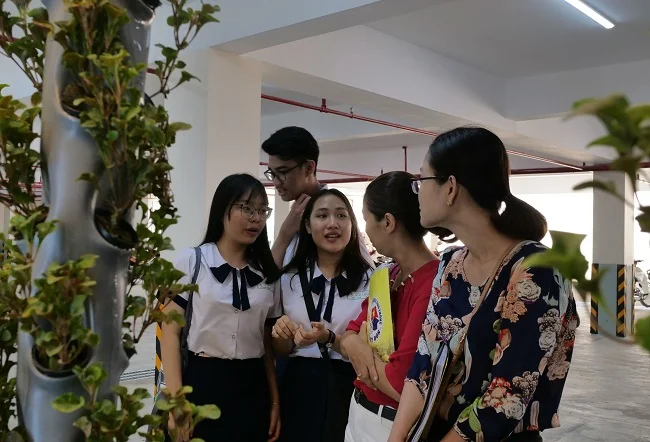 Nhóm học sinh giới thiệu giàn cây khí canh đến những giáo viên quan tâm. Ảnh: NVCC.