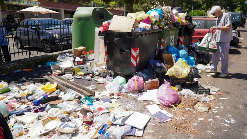 Trong khi thị trưởng Rome và các cơ quan chính quyền khu vực đổ lỗi cho nhau, sức khỏe của cư dân Rome đang bị đe dọa. Các chuyên gia đều nói về thực trạng mất vệ sinh đáng báo động.