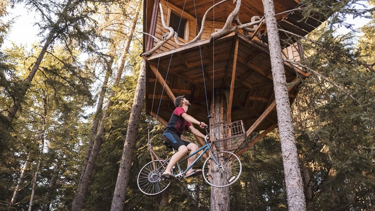 Ethan Schlussler, 27 tuổi sống tại Idaho, Mỹ, vốn là một nhà thiết kế, có sở thích tạo ra những ngôi nhà trên cây.
