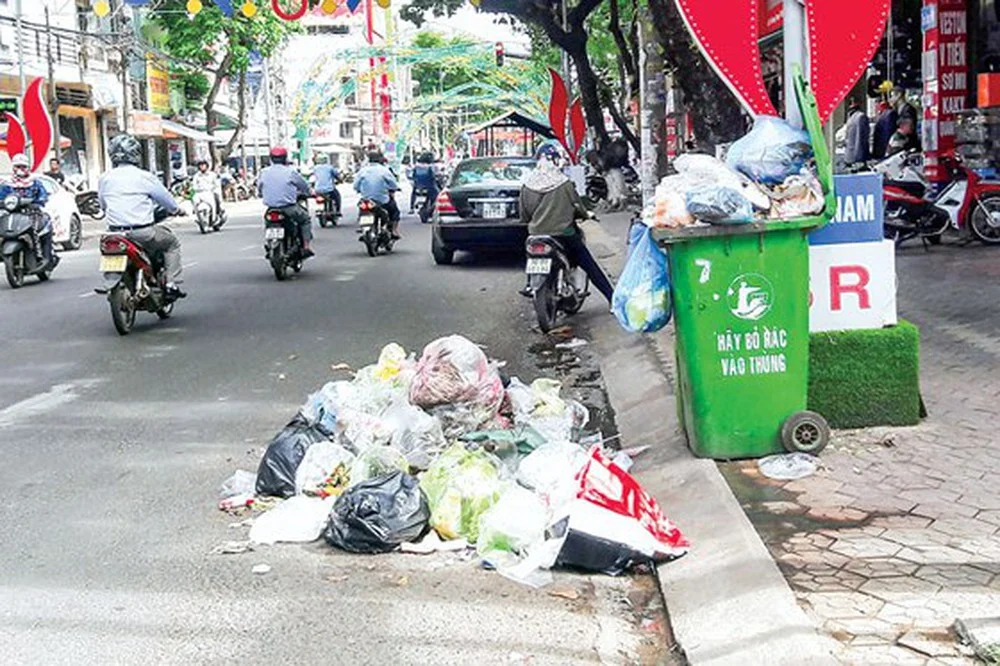 TPHCM giám sát việc xả rác ra đường và kênh rạch