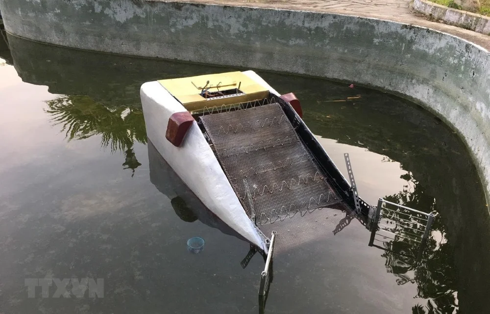 Sinh viên sáng chế máy gom rác thông minh 2 trong một