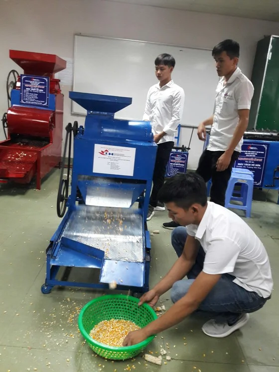 Máy tách hạt bắp với giá thành chỉ khoảng 2,5 triệu đồng do các sinh viên chế tạo. Ảnh: Nguyễn Trang - SGGP.