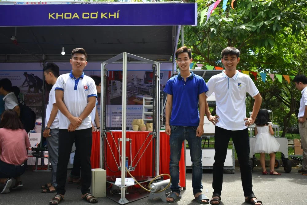 Nhóm sinh viên bên máy in gốm 3D. Ảnh: NVCC.