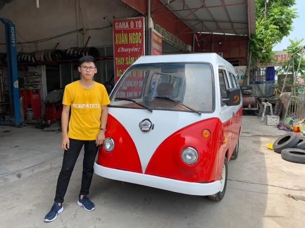Cường và chiếc xe thứ 2 do nam sinh này chế tạo.