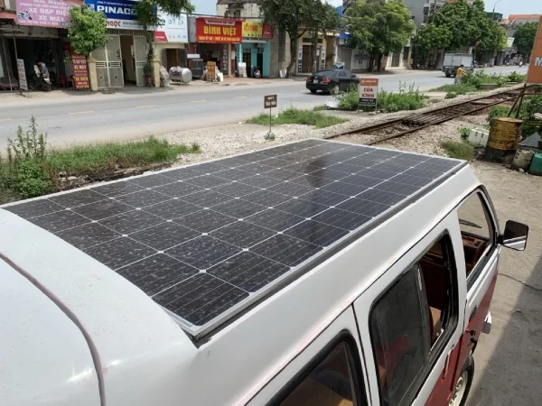 Tấm pin năng lượng mặt trời lớn được cố định trên nóc xe.