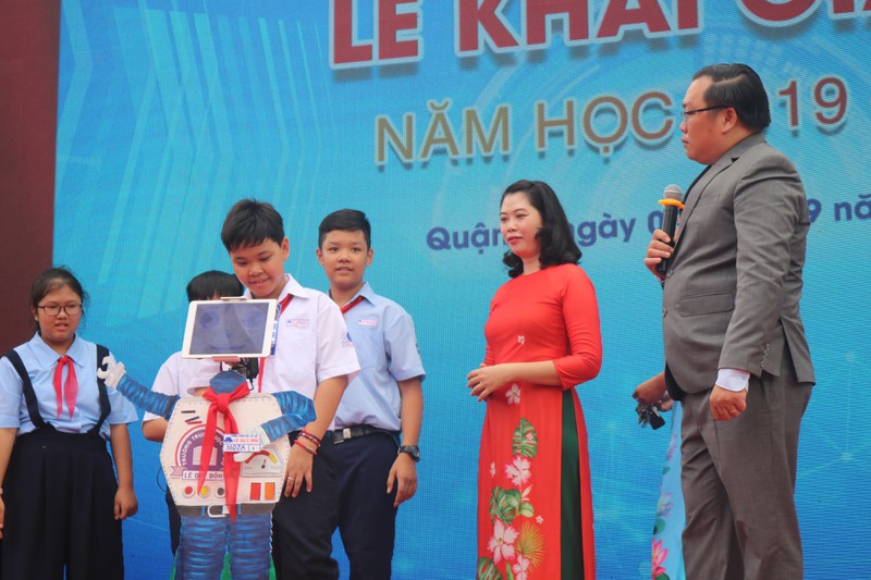 Robot thông minh "giao lưu" với học sinh trường Lê Quý Đôn 