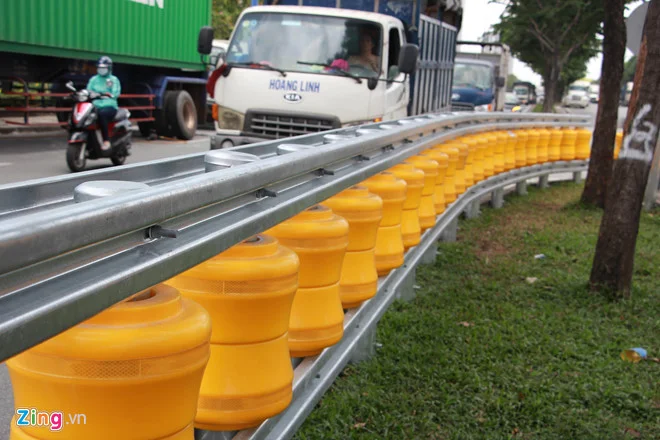 Hộ lan bánh xoay hạn chế được tình trạng lật xe khi xe tải va quệt vào lan can bên đường. Ảnh: Sỹ Đông.