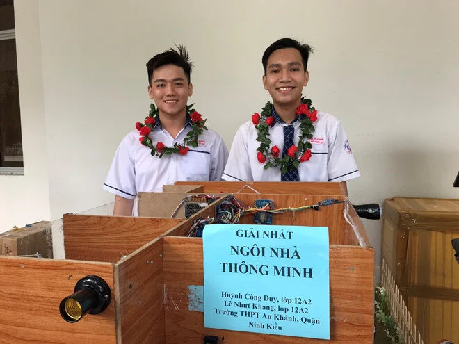 Khang (phải) và Duy cùng mô hình “ngôi nhà thông minh”. Ảnh: Duy Tân