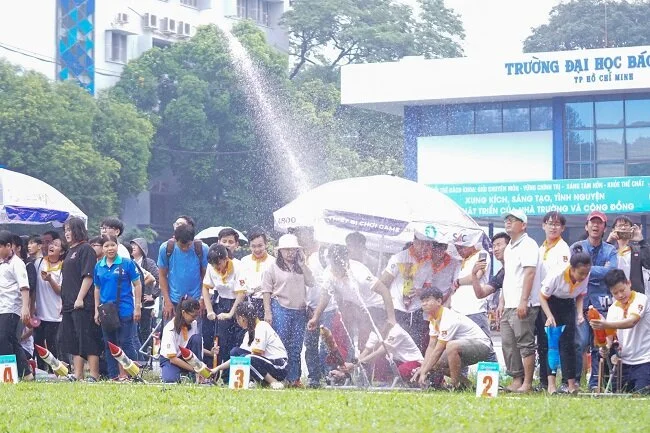 Tên lửa nước vụt lên bằng lực đẩy của quá trình nén không khí, kết hợp với nước sẽ làm tăng vận tốc của tên lửa.