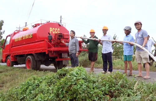 Một số thành viên đội cứu hỏa “hai lúa”. Ảnh: Mai Anh
