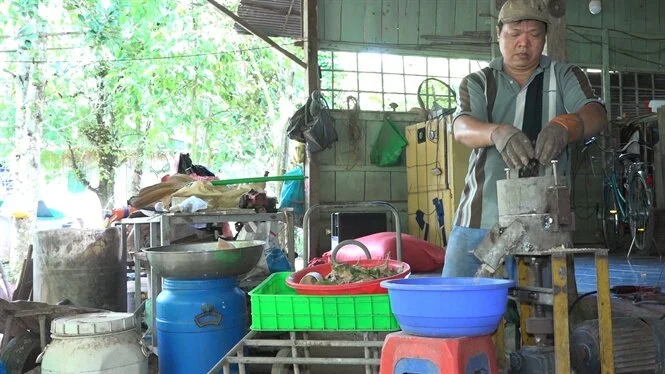 Anh Chúng giới thiệu công đoạn nghiền thức ăn từ máy.
