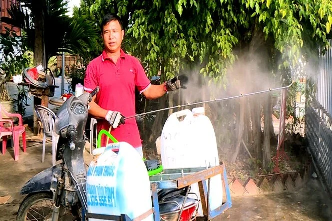 Anh Bình hướng dẫn sử dụng máy phun thuốc sâu.