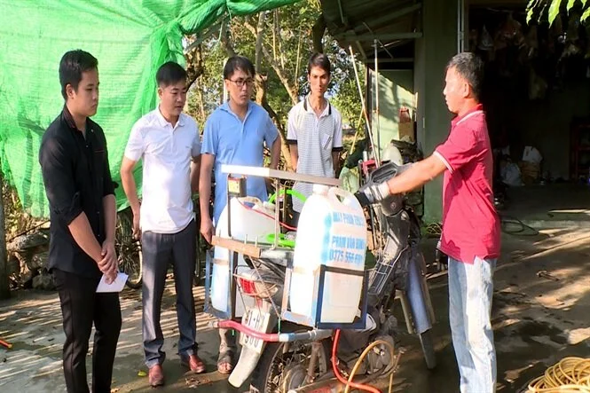 Một tấm pin năng lượng mặt trời được lắp ở phía trên giàn khung giúp người dùng không cần phải nạp điện cho bình ắc-quy.