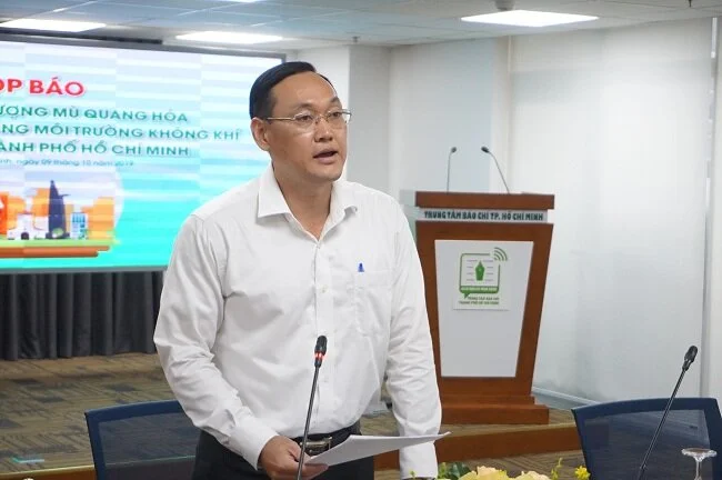Ông Cao Tung Sơn, đại diện Sở Tài nguyên Môi trường TP.HCM, công bố thông tin về ô nhiễm không khí tại TP.HCM trong thời gian qua. Ảnh: Hà Thế An.
