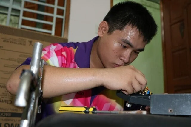 Thương ông phải chịu đau khi điều trị kéo cột sống, Luận mày mò cải tiến chiếc máy này.