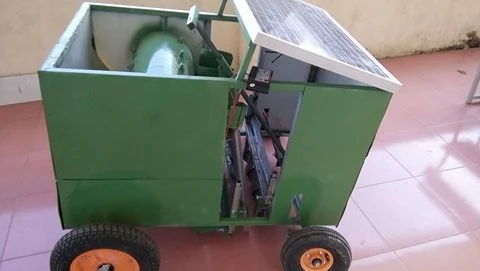 Nhóm sinh viên chế thành công máy trồng hành chạy bằng năng lượng mặt trời