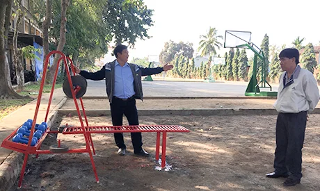 Thầy giáo say mê sáng chế thiết bị nâng cao thể dục