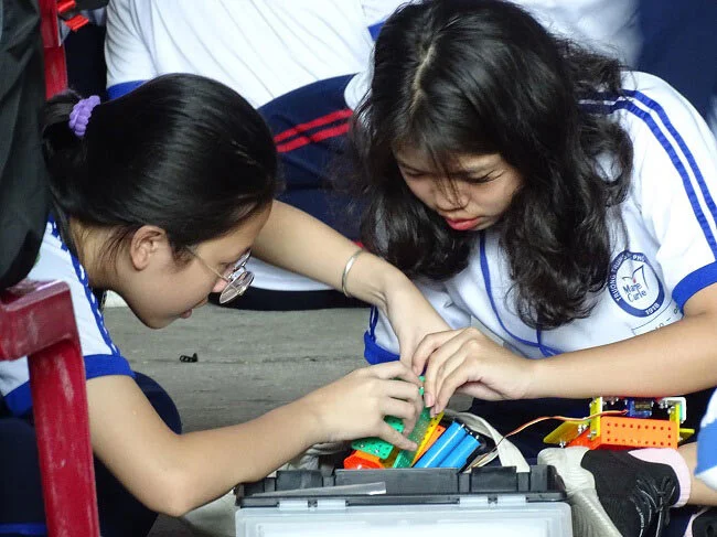 Học sinh lắp ráp robot để tham gia cuộc thi trong khuôn khổ Liên hoan.