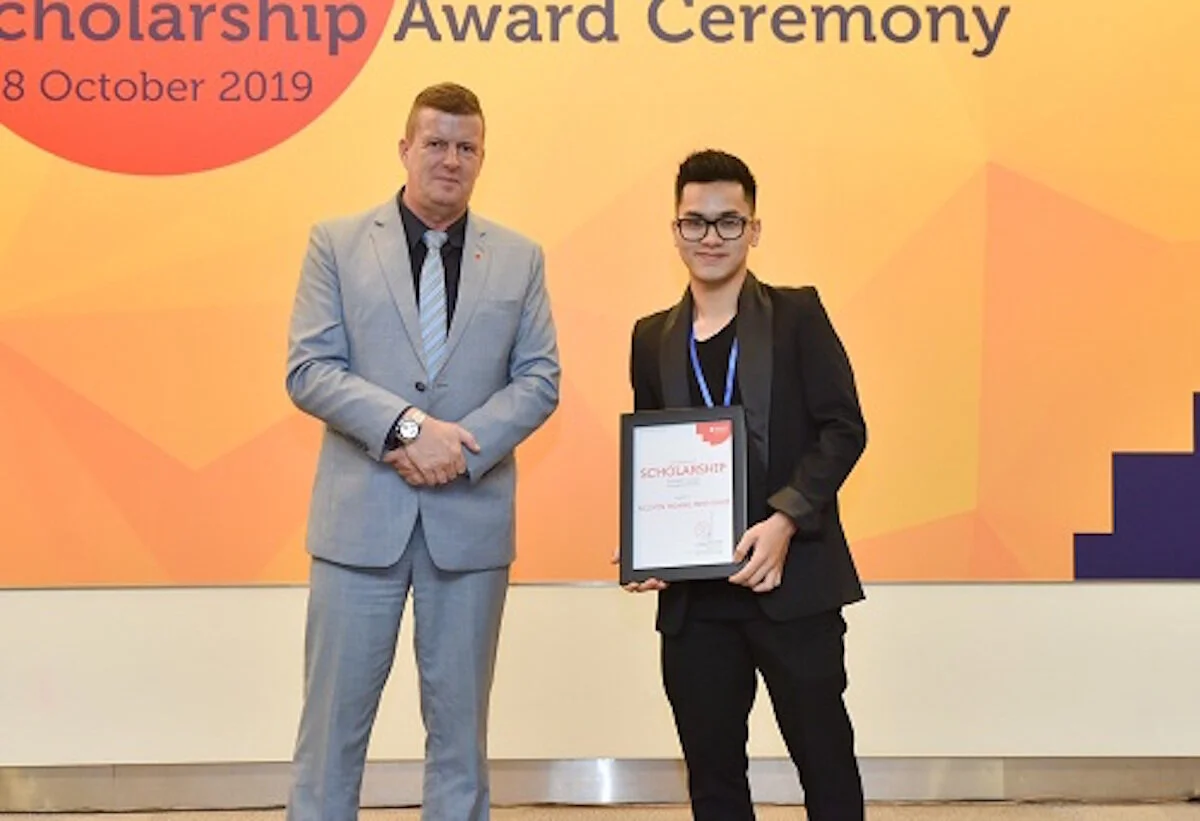 Khôi nhận học bổng của trường ĐH RMIT Việt Nam.