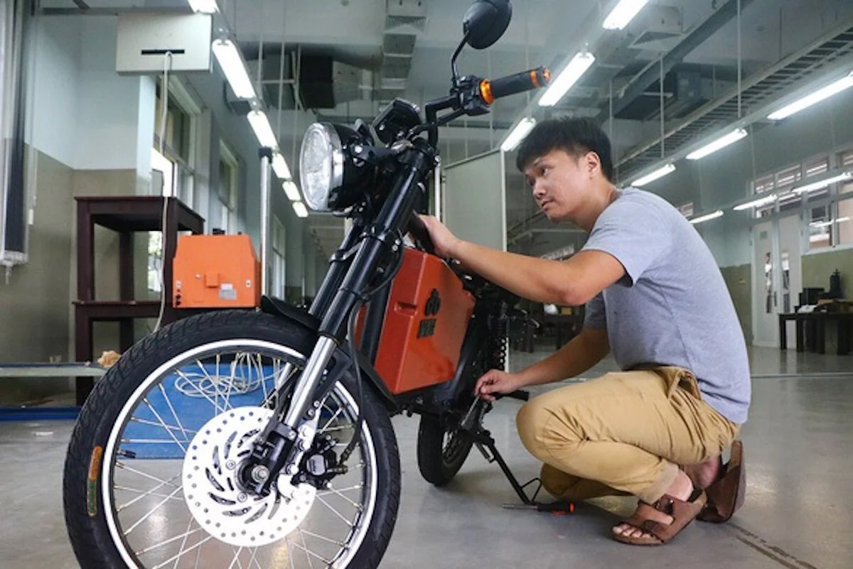 Chàng thạc sĩ chế tạo xe điện công suất ngang xe máy