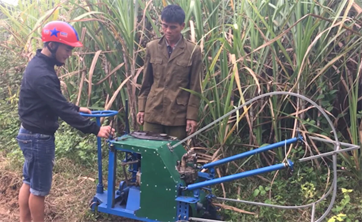 Học sinh Nghệ An chế tạo máy róc lá mía