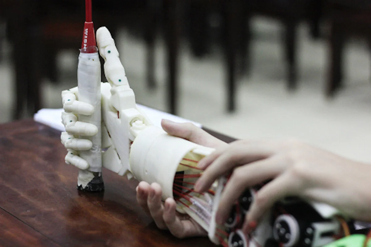 Học sinh lớp 8 chế cánh tay robot điều khiển bằng suy nghĩ 