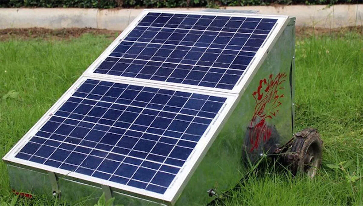 Sinh viên chế tạo máy cắt cỏ bằng năng lượng mặt trời